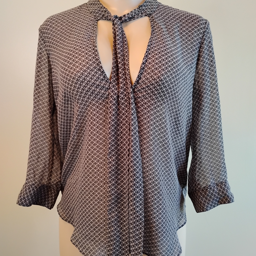 Kimchi‎ Blue Black and White Geometric Tie Neck Blouse 3/4 Sleeve Womens C7